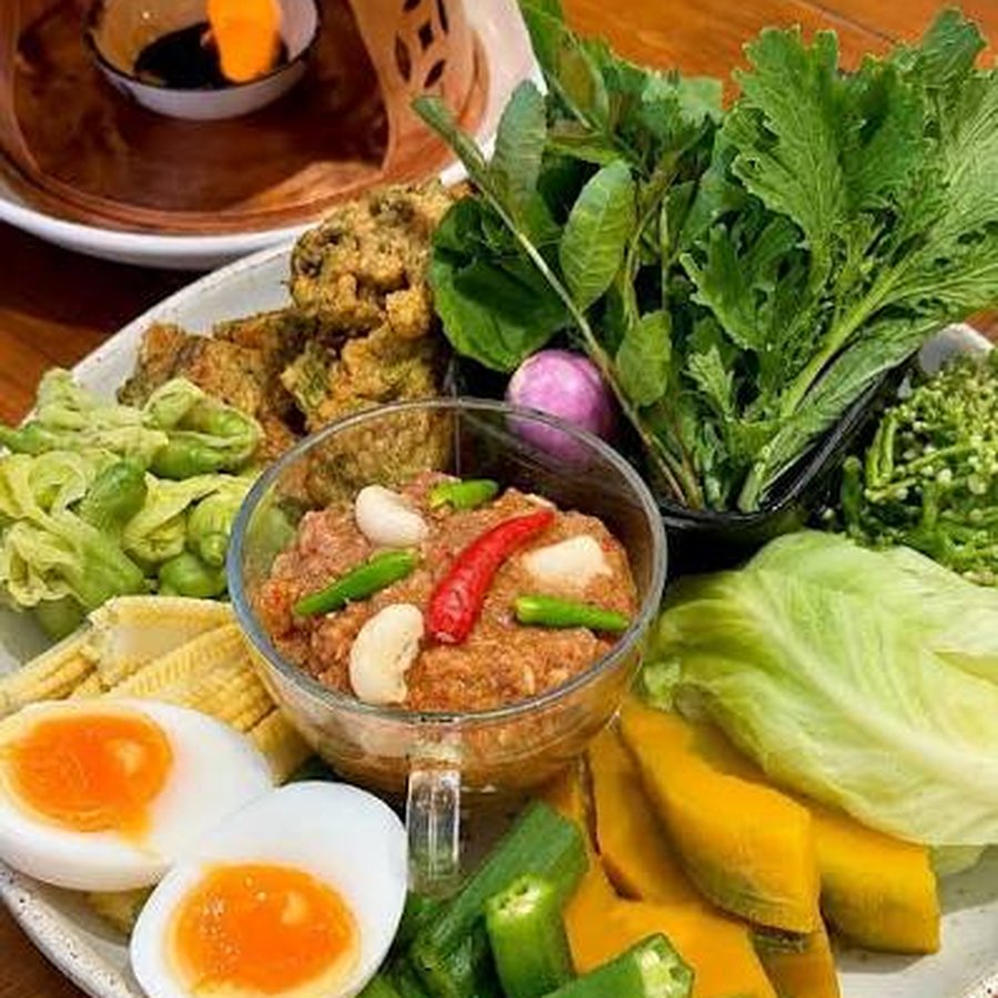 สำรับน้ำพริกกะปิผักสดสูตรของร้าน